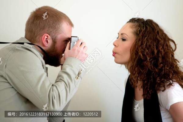 攝影師和一個有趣的漂亮女孩模型
