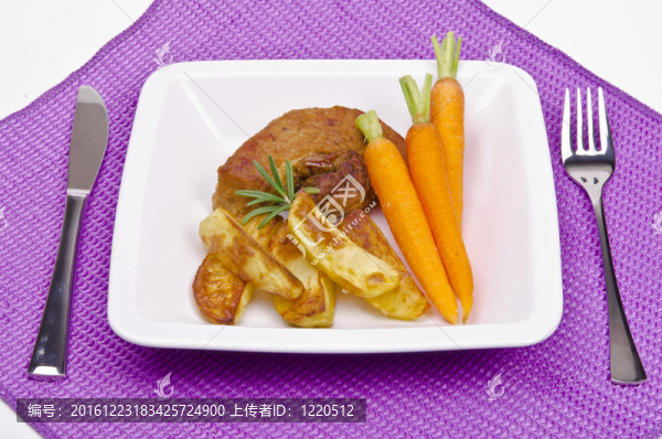 與gegrilte肉和karoten烤kartofeln