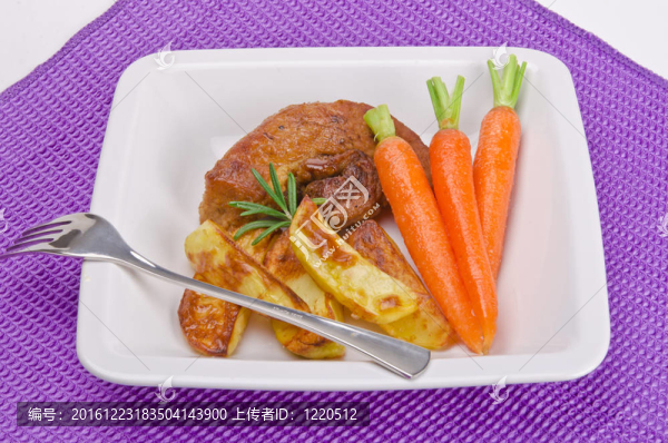 與gegrilte肉和karoten烤kartofeln