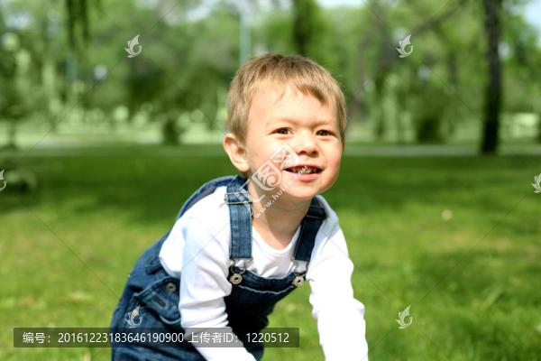 一個男孩在公園里的畫像