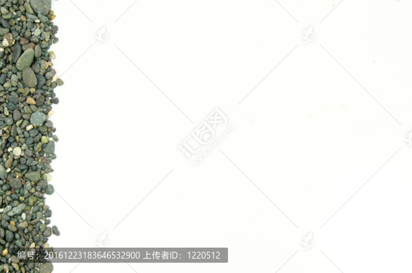 堆在一邊的石頭
