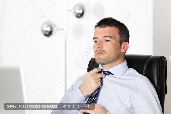 調(diào)整領(lǐng)帶