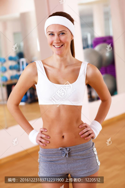 年輕女子在健身房做運動