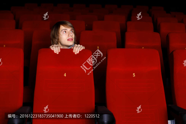 看電影的年輕人
