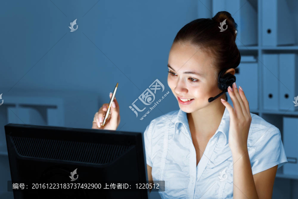 年輕女士在商務(wù)服和耳機(jī)