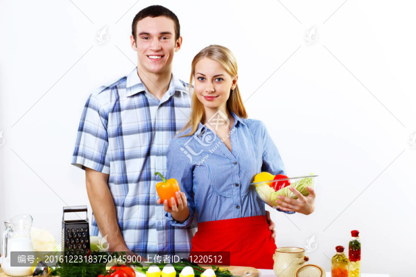 丈夫和妻子一起在家里做飯