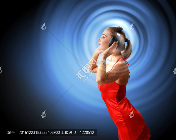 穿晚禮服的年輕女人