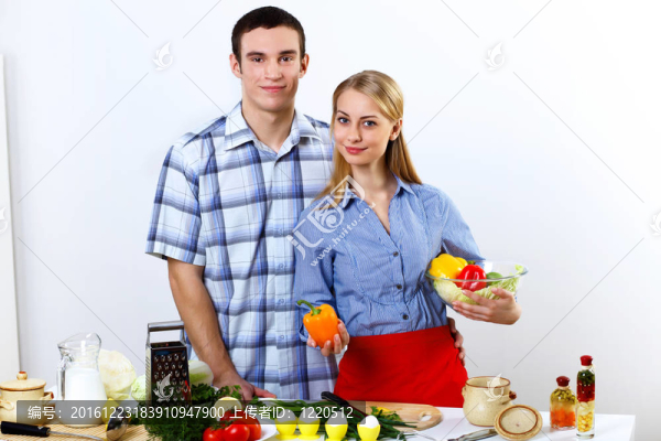 丈夫和妻子一起在家里做飯