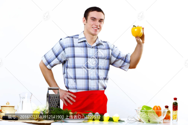 男人在家里做新鮮的飯菜