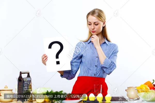 女人在家里做新鮮的飯菜