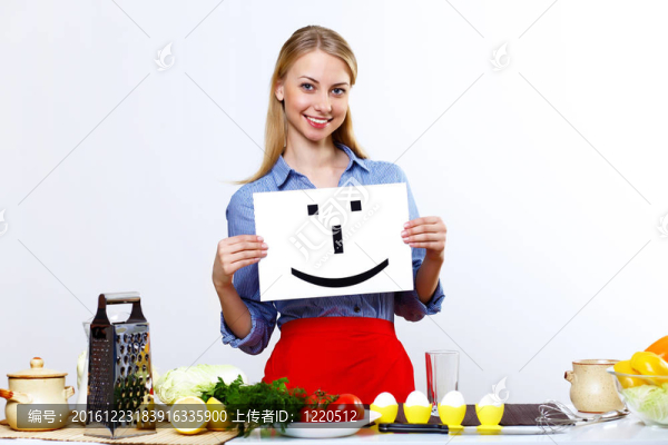 女人在家里做新鮮的飯菜