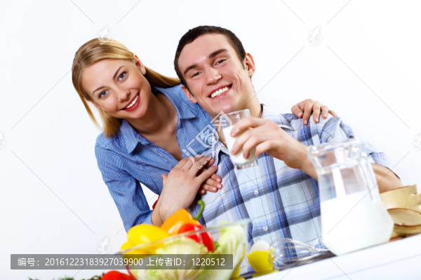 丈夫和妻子一起在家里做飯