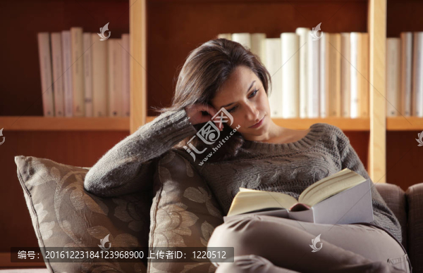 一個(gè)躺在沙發(fā)上的年輕女人的畫像