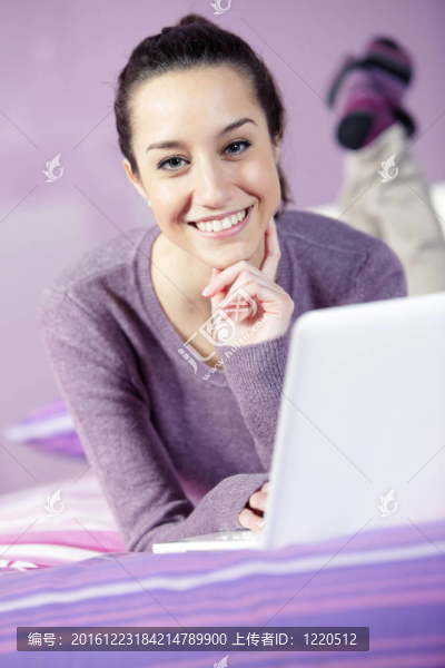 一位年輕女性在使用筆記本電腦時放松的肖像