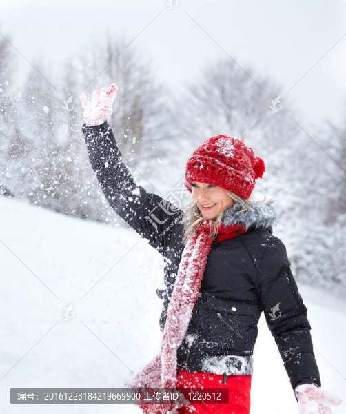 年輕女子玩雪
