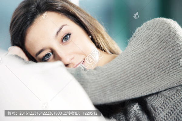 一個(gè)美麗的年輕女子在沙發(fā)上的肖像