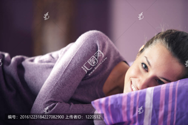 一個年輕女子躺在床上的特寫