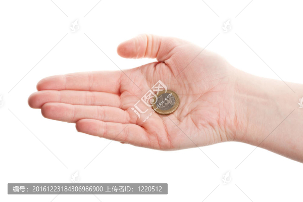 手握歐元硬幣的女性手