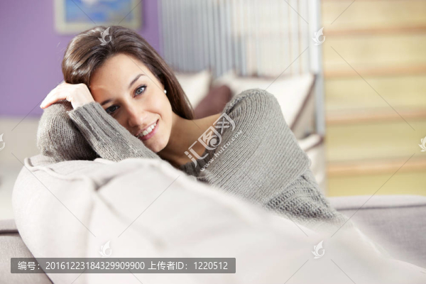 一個(gè)躺在沙發(fā)上的漂亮女人的肖像