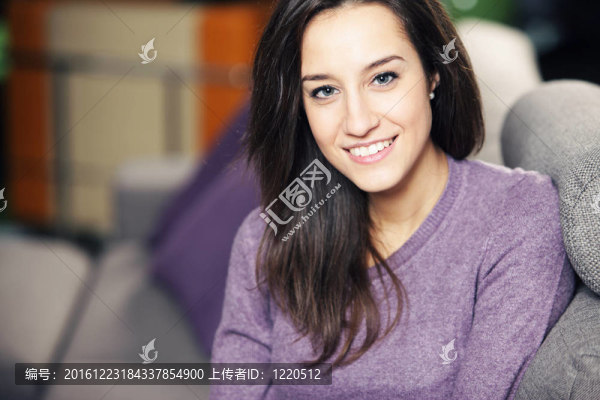 一個美麗的年輕女子在沙發(fā)上的肖像