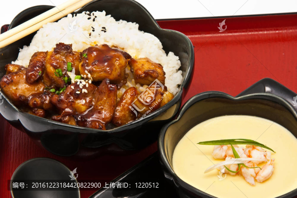 有紅燒雞肉和中國(guó)蒸蛋炒飯