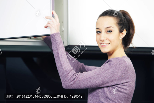 廚房美女的畫(huà)像