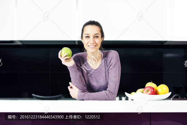 廚房美女的畫像