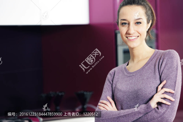 廚房美女的畫像