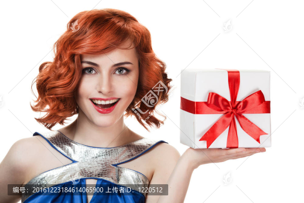 年輕快樂的女人帶著禮物