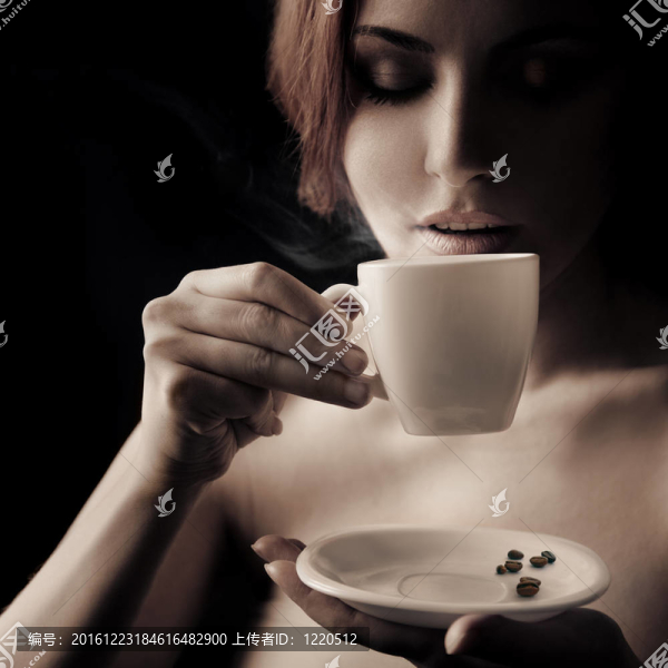 美女喝咖啡?？臻g的文字