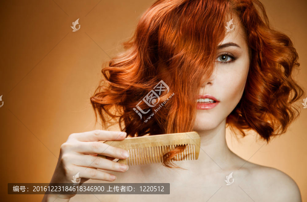 美女寫真。卷發(fā)梳