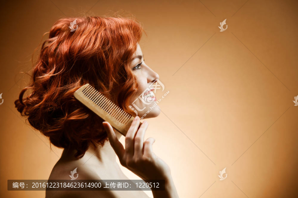 美女寫真。卷發(fā)梳