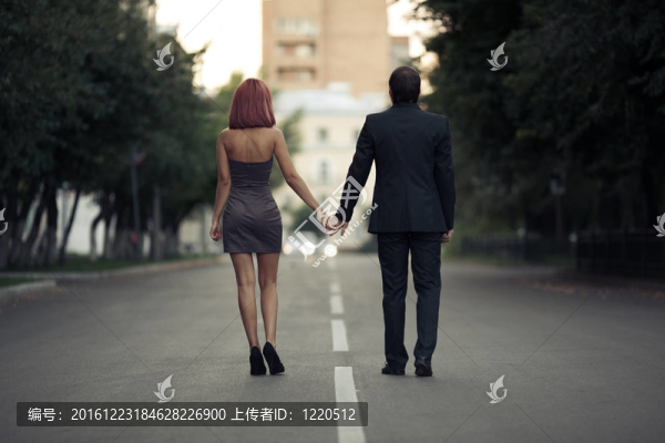 情侶在街上的浪漫照片