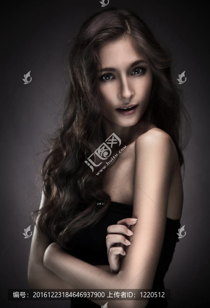 年輕的黑發(fā)女人美女寫真工作室拍攝
