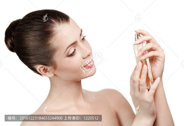 年輕女士在白色背景上使用香水