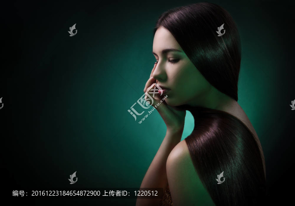 一個黑發(fā)女人的時尚寫真。健康的長發(fā)