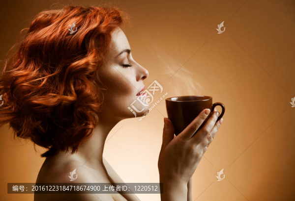 時(shí)髦的女人手上有芳香的咖啡