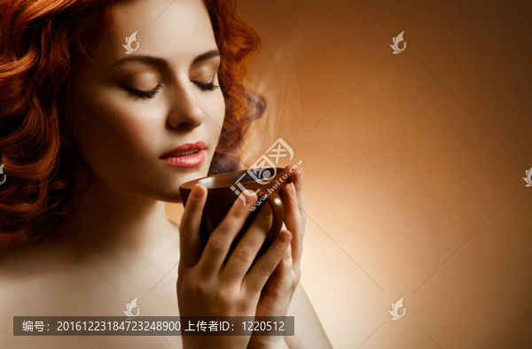 時(shí)髦的女人手上有芳香的咖啡