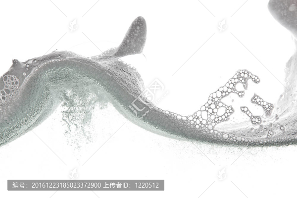 白色背景上的泡沫波