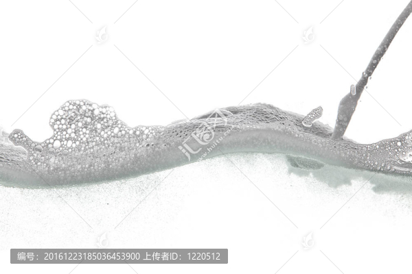白色背景上的泡沫波