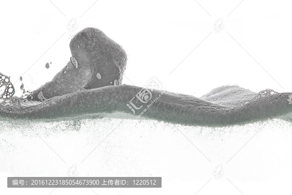 白色背景上的泡沫波