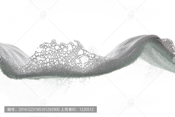 白色背景上的泡沫波