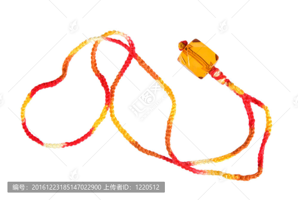 在編織線上的透明立方體的形式的吊墜
