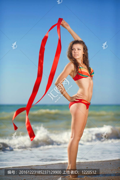 海岸上美麗的年輕女子
