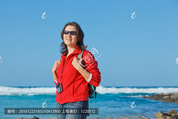 帶背包的年輕女子