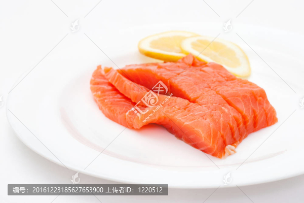 新鮮的三文魚牛排