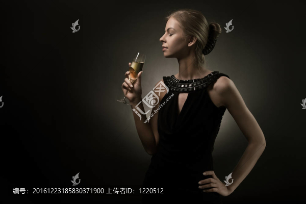 手拿酒杯的女人