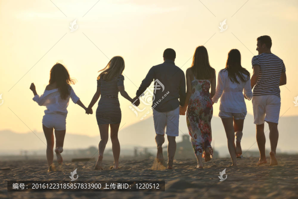 一群快樂的年輕人在沙灘上玩得開心