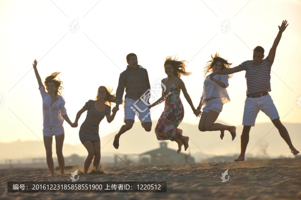 一群快樂的年輕人在沙灘上玩得開心