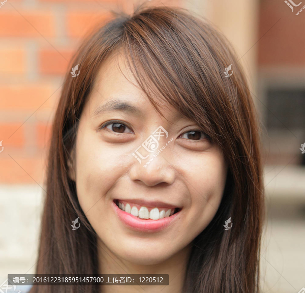 年輕女子微笑友好